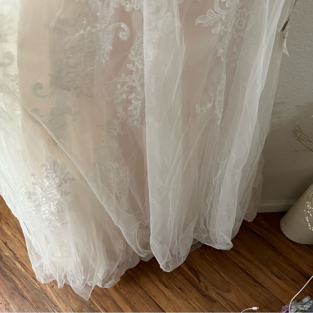 Stella York lace Fit and Flare Wedding Dress - Picture 3 of 11